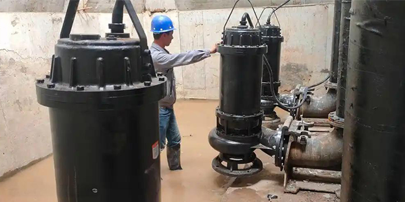 Pompe d'eaux us&eacute;es sur le site